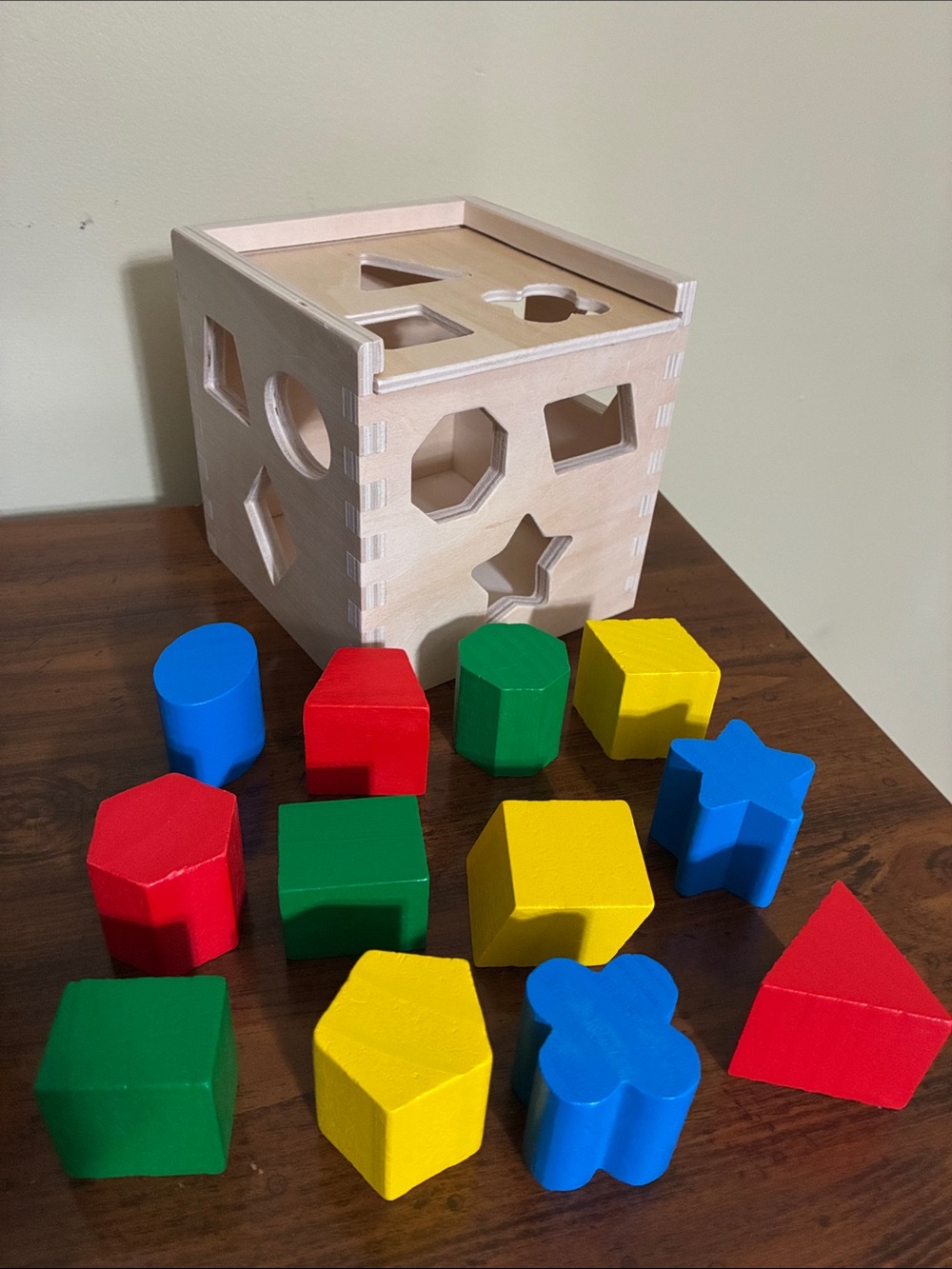 Melissa & Doug - SHAPE SORTING CUBE (2+)
